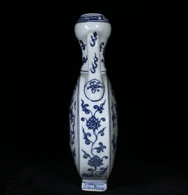 明宣德青花龙纹蒜头扁瓶，高27厘米，直径17厘米