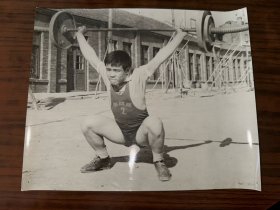 老照片 南开中学的赵耘在80年业余体校举重比赛中获75公斤级三项冠军