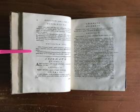 1740年，艾萨克 牛顿 《光学》， 关于光的反射、折射、弯曲和颜色。一卷全，拉丁语，极珍贵稀有的科学名著之古典原版，牛顿最重要的两部巨著之一，牛顿粒子或光发射理论的经典表述和首次完整介绍，书首页牛顿大幅铜版雕像，红黑套印和铜版画书题页，书内另含12幅极精彩的折叠铜版画，铜版画背景首大字母及页首横幅花纹装饰，摩洛哥犊皮原版外封，烫金竹节书脊，18.5X24.2CM。