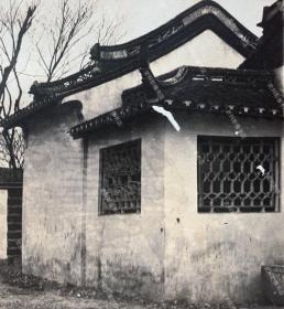 【上海旧影】1932年 “一二八”淞沪抗战时期上海真茹的古典民居建筑 原版老照片一枚（1932年1月28日夜，日军突袭闸北，发动“一·二八”事变。驻守上海的国民党十九路军奋起抵抗。1月28日深夜，十九路军总指挥蒋光鼐、军长蔡廷锴深夜步行到真如，在范庄设立临时指挥部指挥抗战，至3月1日晚退出真如防区。3月2日，日寇铁蹄践踏真如，镇及四乡百姓惨遭灾难。至5月5日《淞沪停战协定》签定后日军才撤离真如。）
