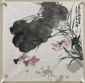 王乐佛，原名王专庆，1966年生，山东省青州人，职业画家。自幼习画，早年结业于上海东方艺校，得王个簃、陆俨少等海派名家指导。后入中国书画函大深造，人物、山水、花鸟兼工，工笔、写意皆能，尤善佛画。 作品多次参加全国画展并获奖，⋯现为中国楹联学会会员、中国诗书画研究会研究员、中国美术家联谊会理事、山东省美协会员、青州中国书画家联谊会常务副会长、山东泉城画院青州创作室主任