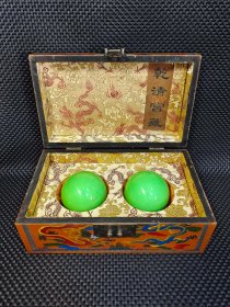 漆器盒装摆件【翠绿夜明珠】一对 尺寸：盒高10.5CM，宽25CM 珠子直径7.0CM 重量：带盒总重约3.5斤