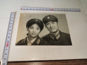 女兵---老照片！！ ---大尺寸！《女兵夫妻合影》！布纹纸。