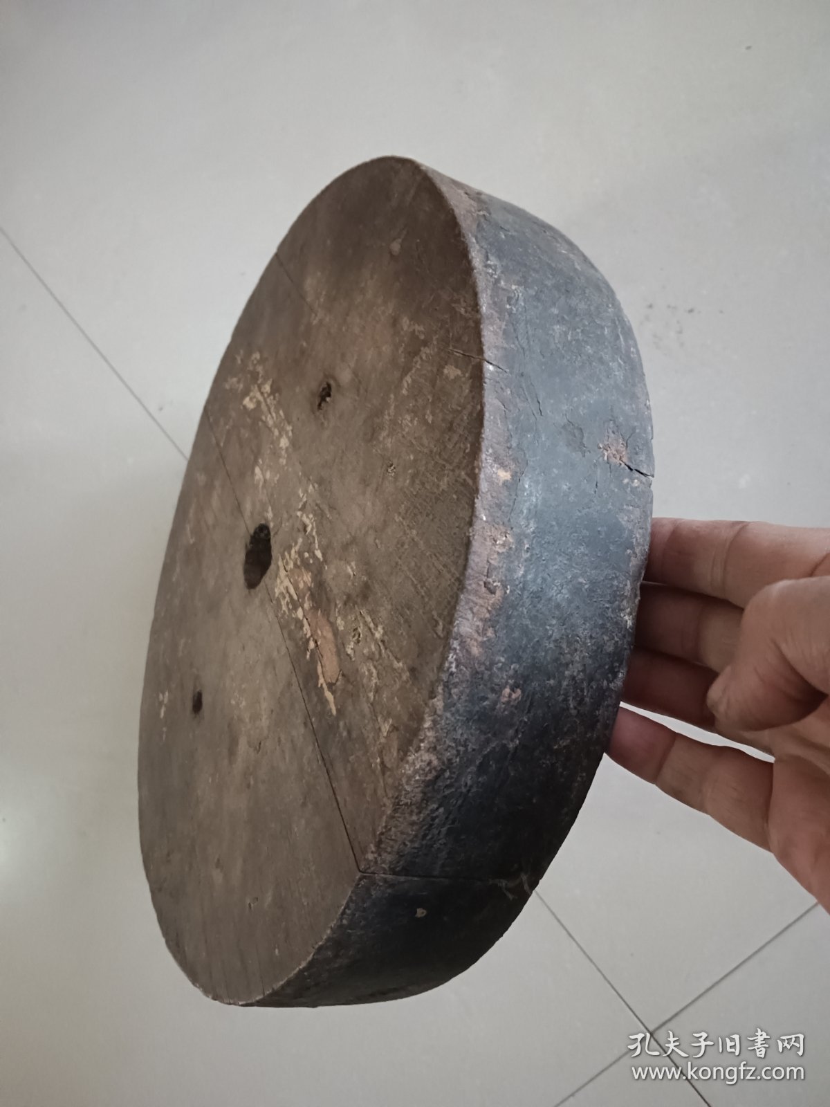 老圆形木头 可当茶座 摆件座 直径30厚度5.7 重1.5公斤左右 背面有榫卯固定 中心有孔