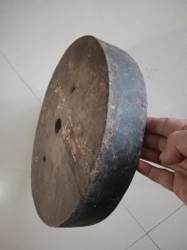 老圆形木头 可当茶座 摆件座 直径30厚度5.7 重1.5公斤左右 背面有榫卯固定 中心有孔