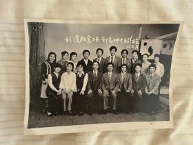 1985年武汉粮食工业学院师生合影留念