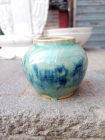 老瓷器小罐，个头很小， 年代有待研究，釉水很漂亮。