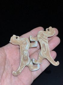 和田玉虎符：玉质细腻，包浆厚重，沁色入骨，雕工精细，品相完美，细节如图。