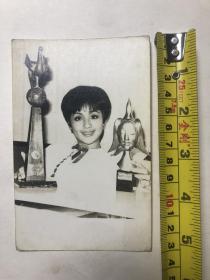 早期电影明星黑白照片 香港著名女演员“娃娃影后” 李菁小姐获奖照片（尺寸；14*9cm)