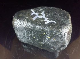 黑砂皮紫罗兰翡翠原石赌石，尺寸10/7/8，重3.22斤。