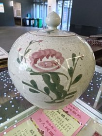 民国世界和平款，手绘花草纹大罐，罐身直径约16厘米，高约17厘米，整体保存完好，具体品相如图，350包邮。