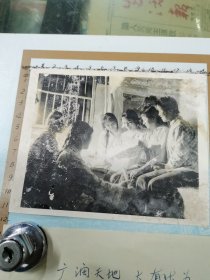 老照片：云梦县三阳公社张扬大队下乡知识青年在晚上学习批林批孔的情形