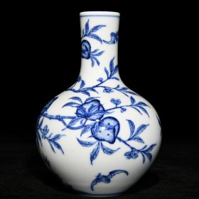 清乾隆青花福寿桃纹天球瓶，高10.3cm直径9.3cm