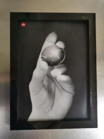【绝版】主题海报《手》：马格南摄影家拉尔夫.吉布森徕卡M7系列摄影作品之一（配黑色高分子材料材质相框，实测约A4幅画）