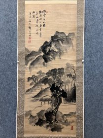 【吉嗣拜山】版绫古笔山水图，
名称:字画【古笔山水图】老作品，
画家:拜山
材质:版绫绫裱立轴，木盒装
规格:51*129（画心尺寸cm) 
        67*202（整体尺寸cm）
品相:如图 老旧，黄斑，褶皱
轴头：轴头完整