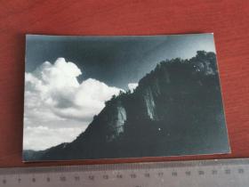 卢施福1950年代摄影作品“华山”的2005年电子版冲印照片。