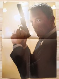 丹尼尔克雷格电影【007】看电影杂志海报，双面，另一面是【鼠国流浪记】电影海报，尺寸57×32厘米左右。品相如图，保存完整，值得收藏。