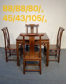 2号精品回流黄花梨木满瘤疤水波方桌一套，全榫卯结构，精选天然极品鬼脸花纹，打磨光滑，细腻温润，包浆醇厚，细节到位，珍藏之使用佳品，规格尺寸:桌面直径88厘米，高80厘米，椅子尺寸长45厘米，宽43厘米，高105厘米