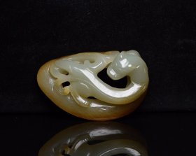 和田玉龙佩 规格: 6.6×4.0×2.3厘米 重 41克。 玉质温润细腻，沁色自然，刀功老道，皮壳包浆一流，雕刻生动，线条流畅，品相完美！