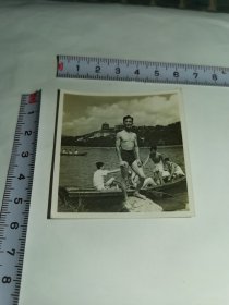 游泳老照片！！-----五十年代！《帅气少年在万寿山划船》！泛银