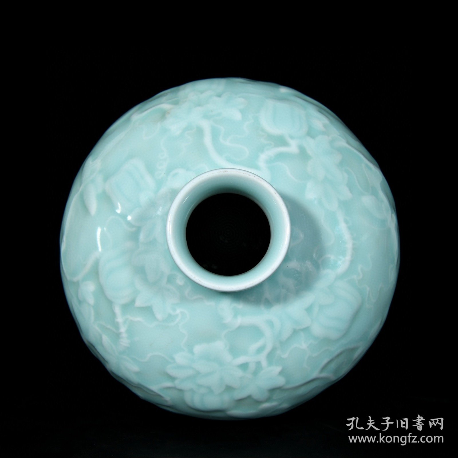 清乾隆粉青单色釉雕刻瓜蝶纹梅瓶；32x18厘米