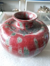 窑变苹果罐，釉里红窑变，包浆老道，手感厚重，直径约13cm 高：11cm，，釉面莹润，宝光四射。对于喜爱古董、陶瓷和品茶文化的朋友，这是一件绝对不能错过的珍藏。它不仅有深厚的历史背景，更有着无与伦比的艺术价值，也可做文房四宝用品，摆件。