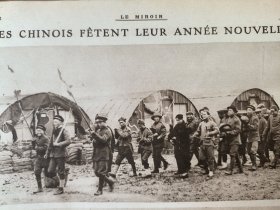 一战华人劳工真实照片影像资料 。一战前线华工营地的春节。1918年原版法国镜报。