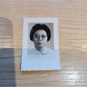老照片–中年戴眼镜女性半身照（10）