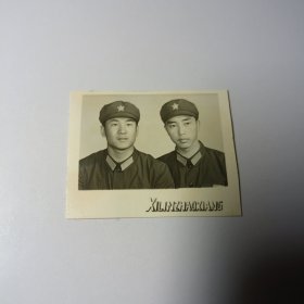 老照片–两个帅气军人半身照（2）