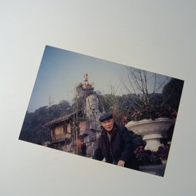 老照片-老人在湖南烈士公园留影（身后假山上猴雕塑清晰可见）