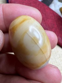 有些年头 三眼蚕蛹胖三眼老天珠 最美在于表面犹如钧瓷开片一样 别有韵味 包浆老道 氧化清晰 29*21MM