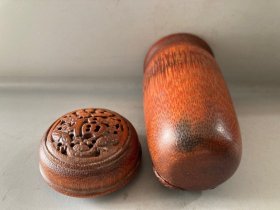 竹雕蛐蛐罐（高9.5.宽5厘米）