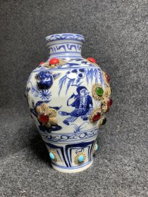 青花瓷镶嵌宝石花瓶 “ 花瓶尺寸：14*14厘米 盒子尺寸：长29.5厘米，宽19.5厘米，高20厘米
