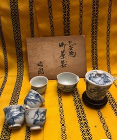 清·九谷青花山水宝瓶套茶具套原盒 画工精湛 锈斑发色 器形优美 瓷质莹润 画工发色都非常好,自己比较喜欢的一套茶具。全品未使用过,原盒都在。