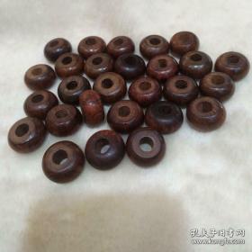 老黄花梨算盘珠子  紫油梨  90元/颗 海南黄花梨是极其珍贵的木种之一，是明朝皇家的御用原料海南黄花梨除了可以做家具做工艺品之外, 木材本身也是有着其它木材不具备的功效和作用的. 用海南黄花梨的木屑泡水喝,可以起到降血压和血脂作用，还可以止咳。另外,海南黄花梨本身会发出特有的香味, 可以改善室内空气质量，有着舒筋活血、降血压、血脂药理的功效
