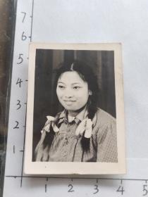 50年代石屏二中粗辫子如琨学姐照片泛银(林文甫杨如芬相册)
