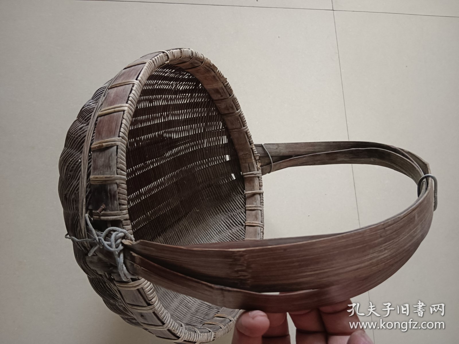 手工藤编小篓 有铁丝固定 其他边沿局部有缺断见图十箭头处