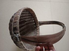 手工藤编小篓 有铁丝固定 其他边沿局部有缺断见图十箭头处