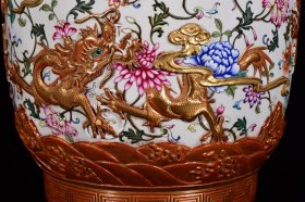 瓷器 清乾隆珐琅彩雕刻鎏金龙穿花纹爆竹瓶 68*30厘米