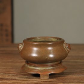 铜狮耳压经铜炉摆件，品相如图 耳距9厘米 口径6.6厘米 高5.8厘米 重450克