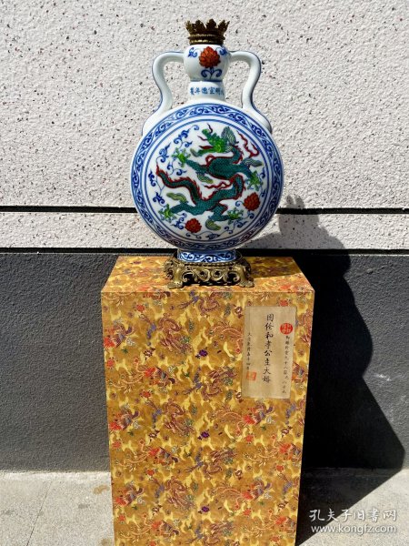 旧藏回流大明宣德年制斗彩盘龙赏瓶，高42.5厘米