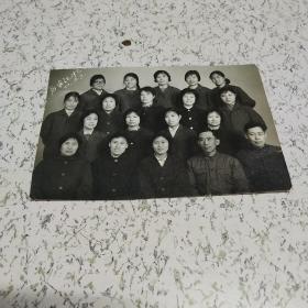 《1977年留住记忆男女集体照》一张