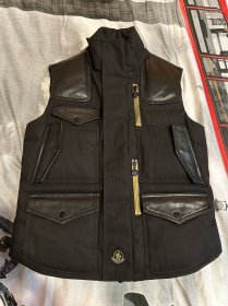 moncler x pharrell black leather
蒙口 菲董 联名羽绒皮夹克 造型硬朗 口袋多 适合身高170左右体重标准的