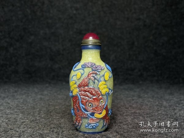 古法琉璃鼻烟壶，尺寸:长4厘米，宽2.4厘米，高9厘米