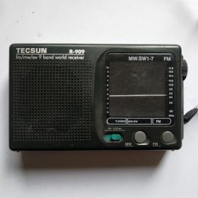 德生R-909
超薄型9波段收音机
FM: 87-108 MHz
MW:525-1610khz
Sw:5.95-21.85MHz
输入：3V150ma
东莞市德生通用电器制造有限公司