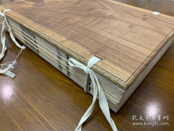 《宾退录》十卷，一夹板4厚册全，采用罗纹纸（螺纹纸），精写刻本，字口翻红，极初印本。开本宏阔33*22厘米。名工陶子麟镌刻，开本宽大，刊印精良，展卷悦目，为影宋本中至上之作。