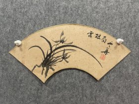 名称:老扇面。【古笔兰花图】老作品， 画家:云华 材质:纸本软片 规格: 16*44 (画心尺寸cm) 品相:如图 老旧，黄斑，折皱，。 8785