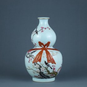 清乾隆 松石绿地粉彩喜鹊登梅绶带葫芦瓶
高度20.6cm，口径4cm，肚径12.5cm。