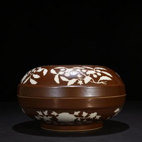 明宣德紫金釉雕刻荔枝花鸟纹果盒