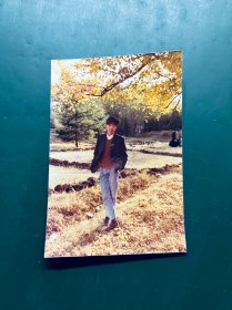 青年男子穿西装在人民公园 80年代（5吋彩色老照片）